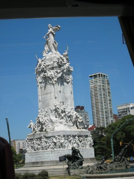 statueinbuenosaires2.jpg