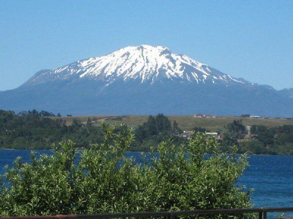 anothervolcanonearpuertomontt.jpg