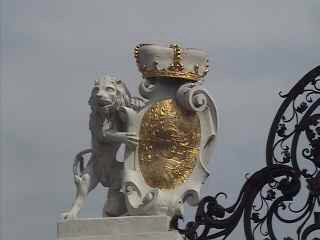 Figure on gate - Durnstein