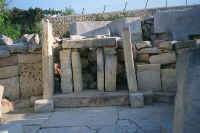 2102tarxien_temple.jpg (50397 bytes)