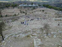 dbj_mycenae28_buildings&ruins_up_to_palace.jpg (117524 bytes)