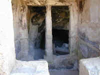 ebr_ancient_corinth39_temple_of_octavia.jpg (60100 bytes)