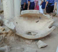 ibl_temple_of_apollo3_wash_basin.jpg (45330 bytes)